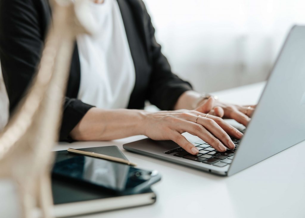 Detailaufnahme von Andreas Händen auf der Laptop-Tastatu. Konzentriert, professionell, mitten im Coaching-Alltag.